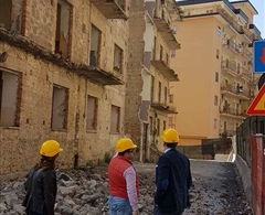 Avviata la demolizione dei vecchi manufatti in Piazza Regione Campania.