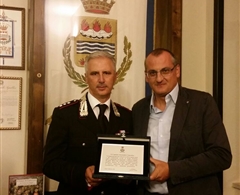 Il capitano Alessandro Cisternino lascia il comando, il sindaco lo omaggia con un encomio ufficiale